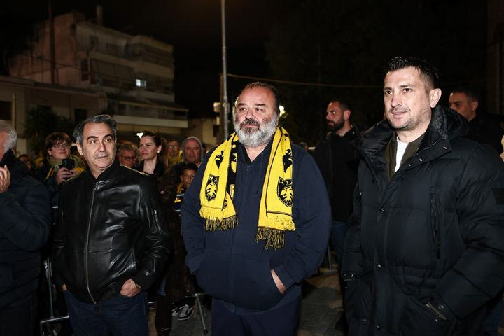 AEK – Λεβαδειακός: Στην πλατεία του αετού ο Ηλιόπουλος, αποθεώθηκε από τον κόσμο
