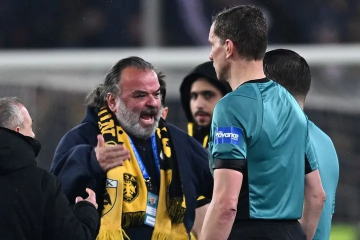 Ολυμπιακός – ΑΕΚ: Έξαλλος ο Ηλιόπουλος, κατέβηκε στον αγωνιστικό χώρο και εξέφρασε τα παράπονά του με έντονο ύφος στον Μάκελι