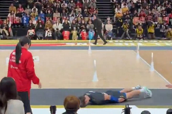 Γιαπωνέζος βολεϊμπολίστας γονάτισε και ζητούσε συγγνώμη από κοπέλα που χτύπησε κατά λάθος με το σερβίς του