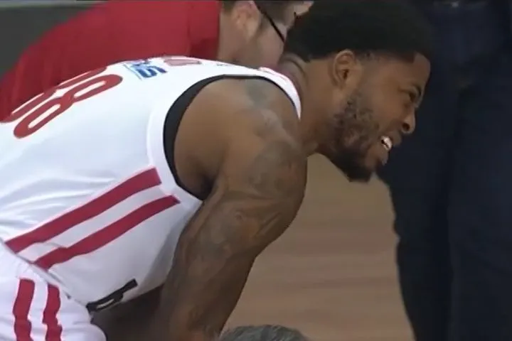 Ανησυχία με Ταϊρίκ Τζόουνς στον Ολυμπιακό: Τραυματίστηκε και αποχώρησε στο 27′ του αγώνα με την ΑΕΚ