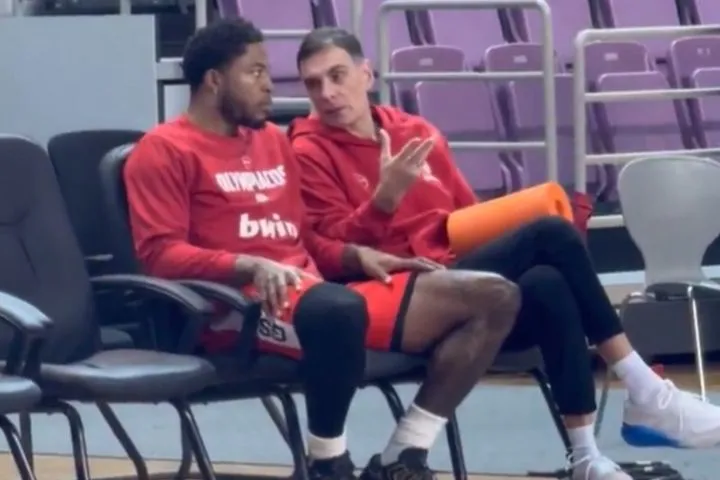 Ολυμπιακός: Συζήτηση Μπαρτζώκα – Τζόουνς κατά την προπόνηση των ερυθρολεύκων