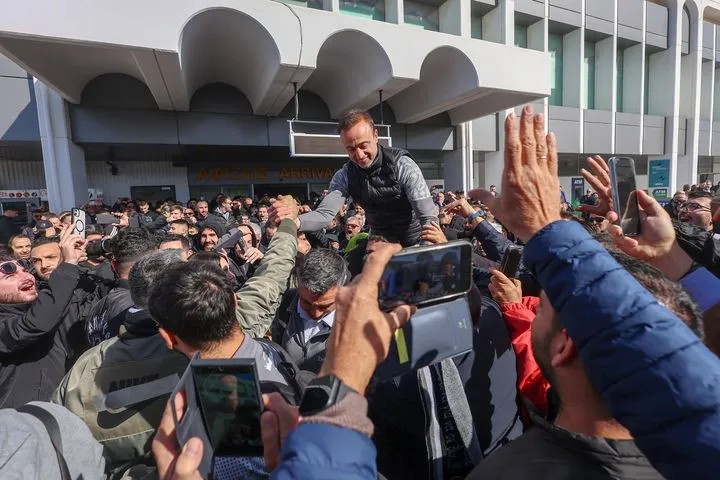 Κρητική παράνοια: "Έπεσε" το αεροδρόμιο του Ηρακλείου από τους οπαδούς του ΟΦΗ στην υποδοχή των θριαμβευτών της Λιβαδειάς