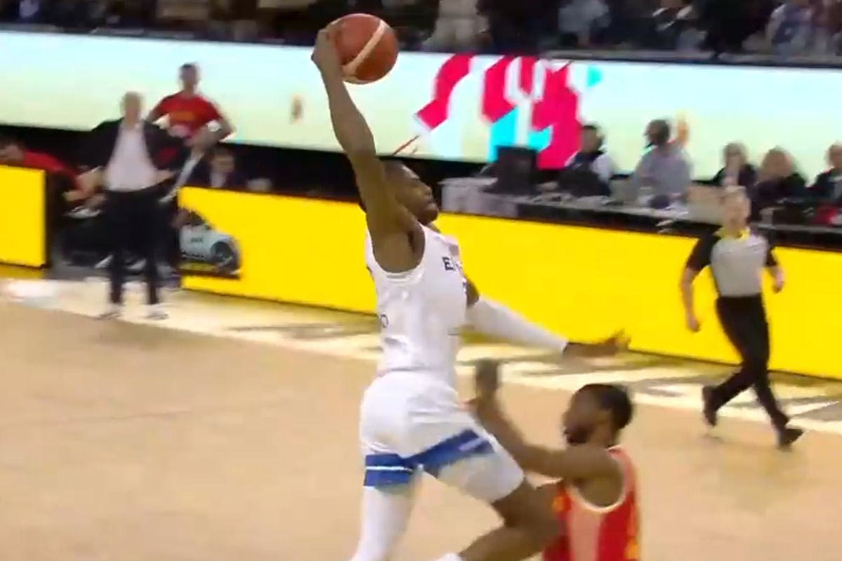 Το εντυπωσιακό κάρφωμα του Κώστα Αντετοκούνμπο που ξεσήκωσε τη SUNEL Arena