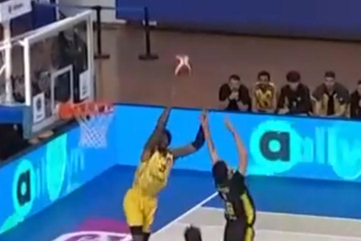 Μαρούσι – Άρης Betsson: Απίθανο καλάθι του Κώστα Αντετοκούνμπο