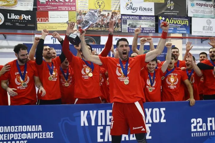 Η απονομή του Κυπέλλου στον Ολυμπιακό μετά τη νίκη επί της ΑΕΚ