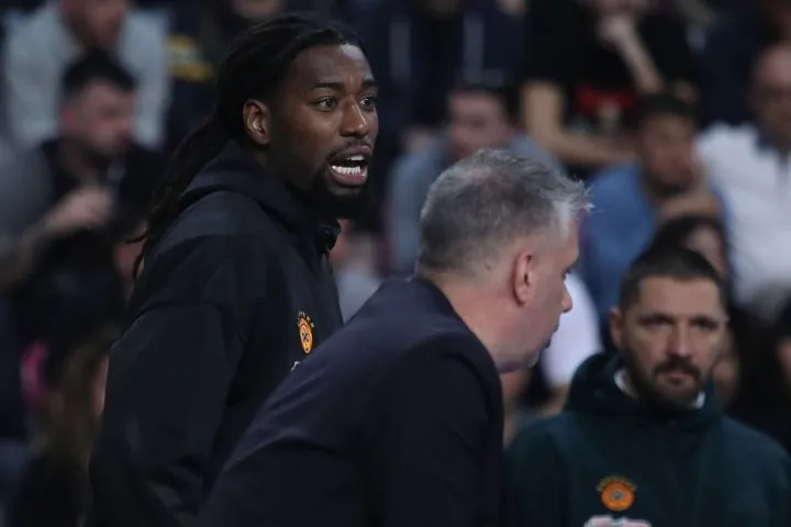 Ο Ολυμπιακός κατήγγειλε ότι ο Λεσόρ πέταξε μπανάνα στους φίλους των ερυθρόλευκων