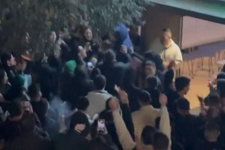 Αποθέωση στον Ματιάς Λεσόρ έξω από το ξενοδοχείο του Παναθηναϊκού