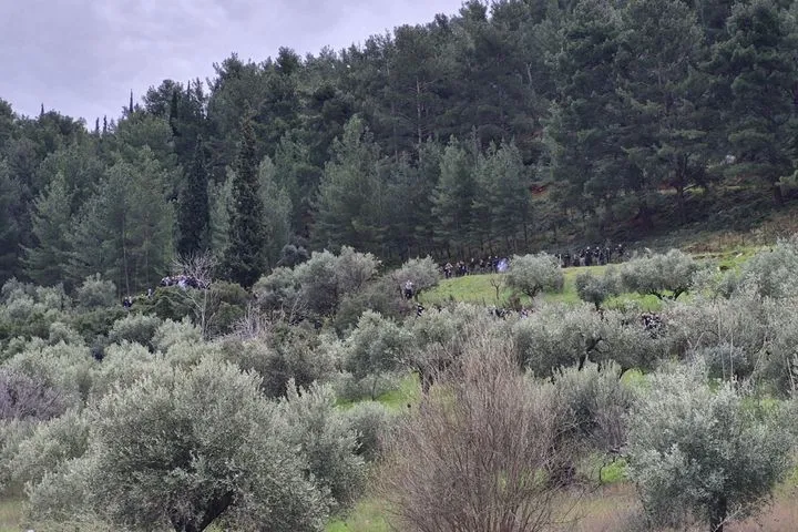 Λεβαδειακός – ΟΦΗ: Οπαδοί των Κρητικών έχουν πάρει θέση στο βουνό για να δουν το ματς