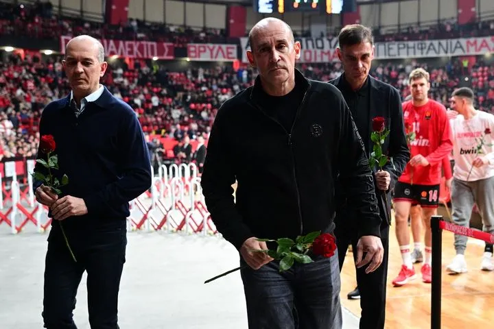 Αγγελόπουλοι, Μπαρτζώκας και παίκτες άφησαν τριαντάφυλλα στο πανό για τα θύματα της Θύρας 7: "Όσα χρόνια κι αν περάσουν, δεν θα σας ξεχάσουμε ποτέ"