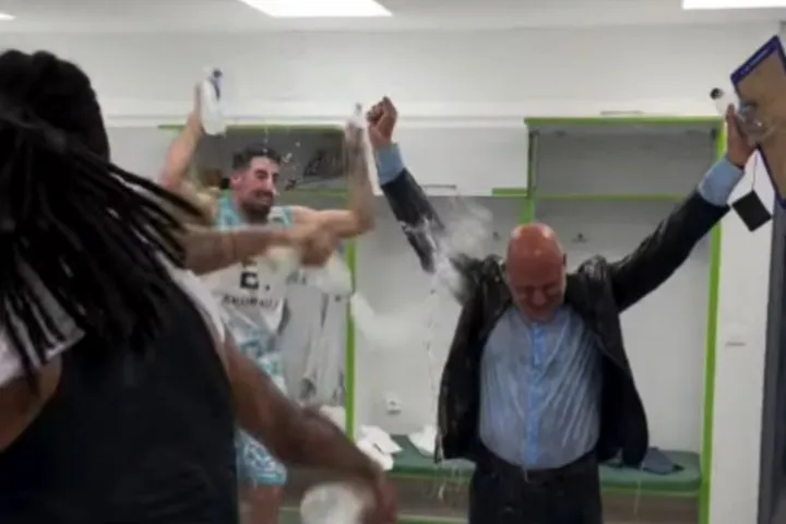 Οι παίκτες του Κολοσσού μπουγέλωσαν τον Άρη Λυκογιάννη στα αποδυτήρια μετά την σπουδαία νίκη επί του Παναθηναϊκού AKTOR