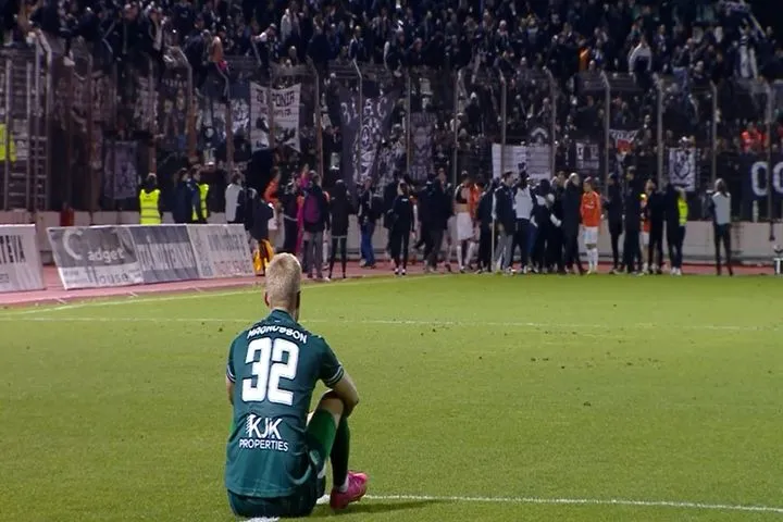 Λεβαδειακός – ΟΦΗ: Ο απογοητευμένος Μάγκνουσον πεσμένος στο έδαφος και οι έξαλλοι πανηγυρισμοί των παικτών των Κρητικών