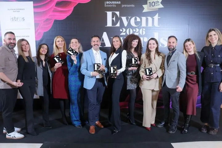 Ο Μάκης κερνάει και κερδίζει! Τρία βραβεία στα Event Awards για την PR ενέργεια «Κερνάει ο Μάκης» με τον viral ήρωα του Eurojackpot