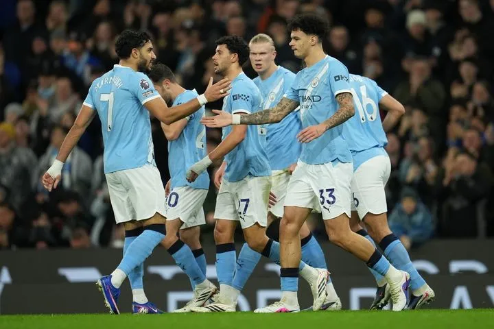 Η Μάντσεστερ Σίτι πίκαρε τον ακούρευτο φίλαθλο της Γιουνάιτεντ: “Ώρα για κούρεμα”