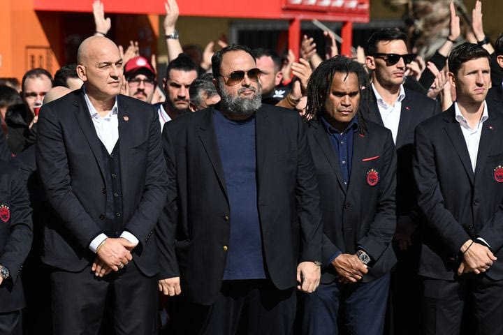 Ολυμπιακός: Η ομάδα ποδοσφαίρου των ερυθρολεύκων στο μνημόσυνο για τα θύματα της Θύρας 7