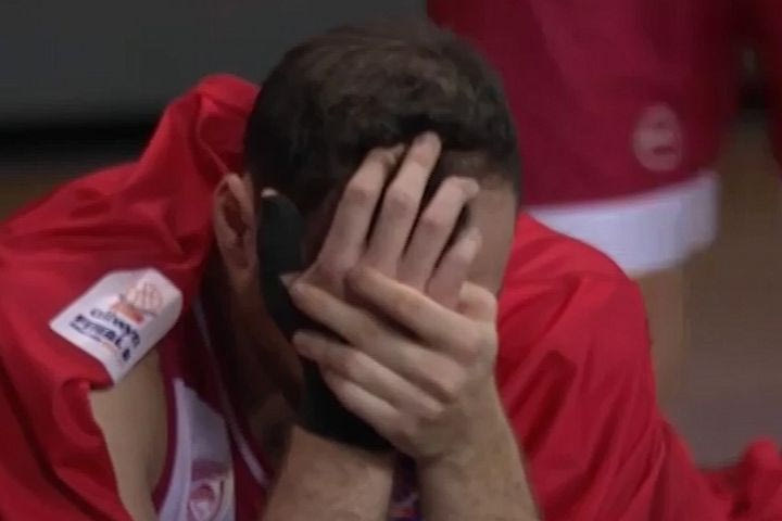 Ο Μιλουτίνοβ χτύπησε στον αντίχειρα και του τοποθετήθηκε πάγος, αμέσως πάνω του ο γιατρός του Ολυμπιακού