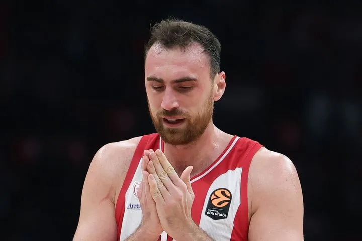 Αυτά είναι τα δεδομένα με τον τραυματισμό του Μιλουτίνοβ στον αντίχειρα εν όψει του τελικού του Ολυμπιακού με τον Παναθηναϊκό