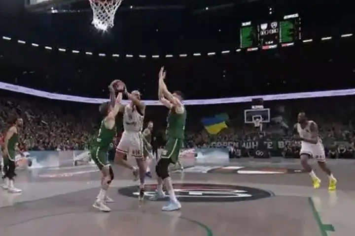 Ζάλγκιρις – Ολυμπιακός: Μαγική no-look ασίστ από τον Φουρνιέ και κάρφωμα από τον Χολ