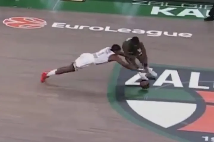 Ζάλγκιρις – Ολυμπιακός: Με αυτοθυσία ο Νιλικίνα βούτηξε και έκλεψε από τον Φρανσίσκο