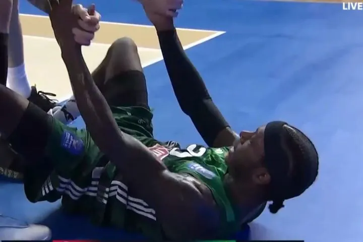 Ο Ναν κερδίζει φάουλ από τον Μιλουτίνοβ και σκοράρει δύσκολο καλάθι