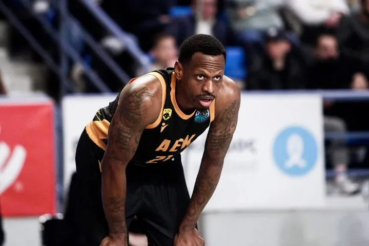 Με πρώτο μέρος "φωτιά" και τριαντάρα Νάναλι η ΑΕΚ πέρασε από την Καρδίτσα και κρατάει πρόκριση και πρώτη θέση στα χέρια της