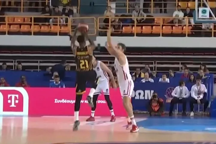 Ολυμπιακός – ΑΕΚ: Ο Νάναλι πέτυχε τρίποντο και φάουλ σουτάροντας με το ένα πόδι