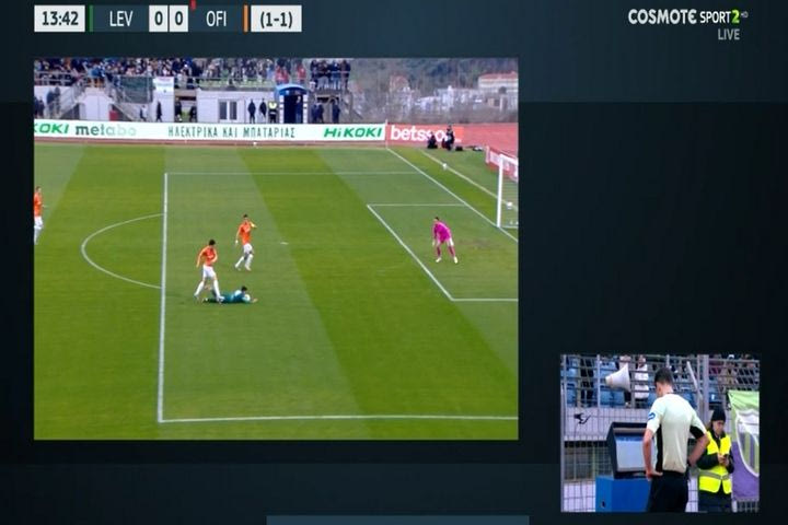 Ο Παπαπέτρου απέβαλε με απευθείας κόκκινη τον Αθανασίου, αλλά την πήρε πίσω και έδωσε ελεύθερο μετά από εξέταση στο VAR