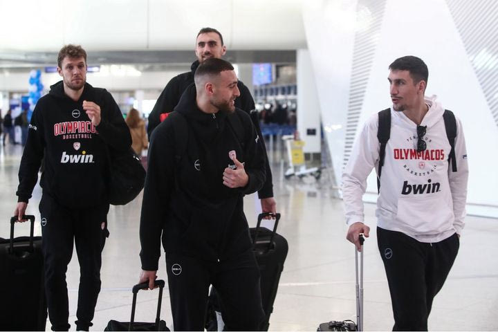 Ολυμπιακός: Το VIDEO από την αναχώρηση των ερυθρολεύκων για το Ηράκλειο για το Allwyn Final 8 του Κυπέλλου Ελλάδας