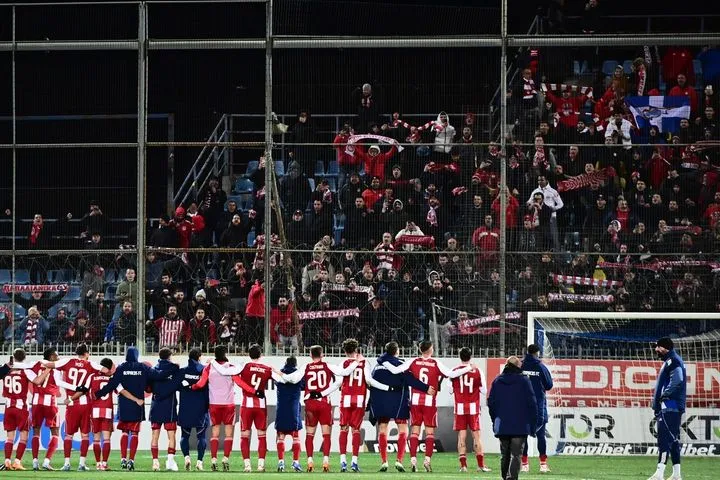 Ολυμπιακός: Οι παίκτες γιόρτασαν με τον κόσμο τους το διπλό στην Τρίπολη