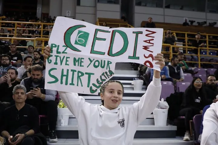 Νεαρή φίλη του Παναθηναϊκού AKTOR ζήτησε και πήρε τη φανέλα του Όσμαν