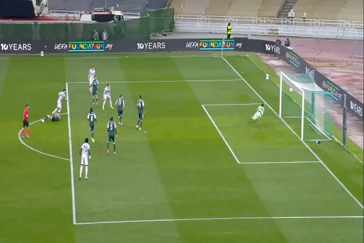 Ο Βισίνσκι με δυνατό σουτ νίκησε τον Λαφόν για το 0-1 της Πλζεν στο 11′