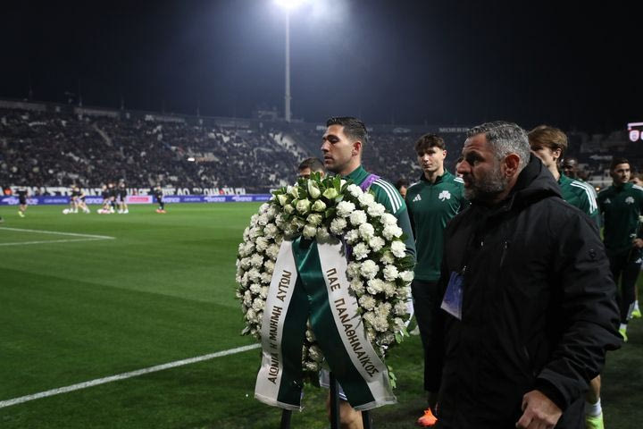 ΠΑΟΚ – Παναθηναϊκός: Οι παίκτες των πράσινων κατέθεσαν στεφάνι και λευκά τριαντάφυλλα στη μνήμη των επτά φίλων του Δικεφάλου