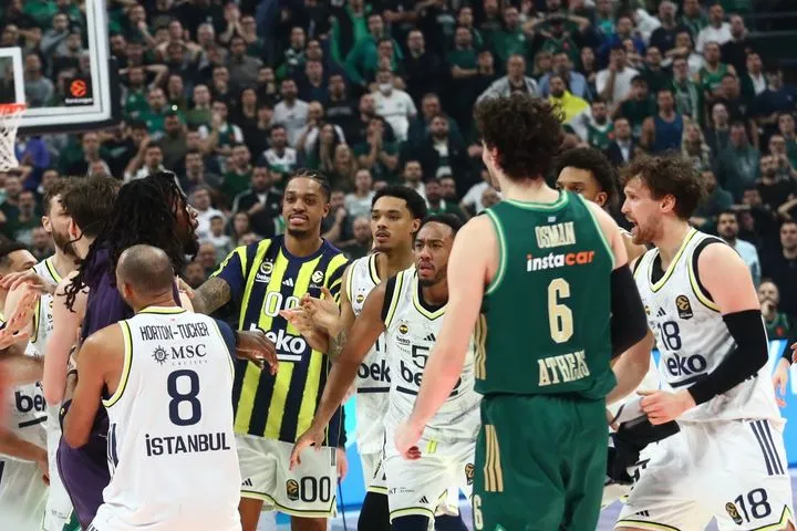 Παναθηναϊκός – Φενέρμπαχτσε: Νέο VIDEO από τη σύρραξη, ο Μπάλντουιν πανηγύρισε στο κέντρο του γηπέδου και ο Λεσόρ μπήκε μέσα και τον έσπρωξε