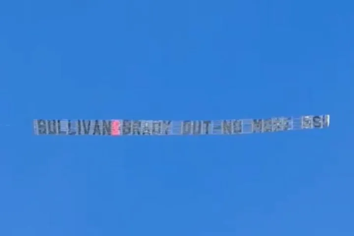 Γουέστ Χαμ: Οι οπαδοί των σφυριών διαμαρτυρήθηκαν κατά της διοίκησης με πανό σε αεροπλάνο