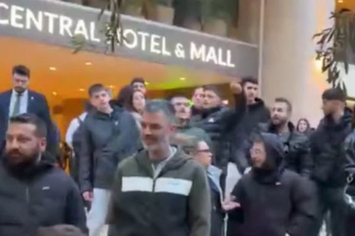 Παναθηναϊκός AKTOR: Πλήθος κόσμου κατά την αναχώρηση των πρασίνων για τον τελικό του Allwyn Final 8 με τον Ολυμπιακό