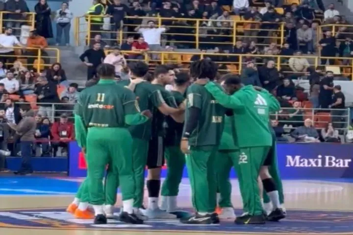 Η είσοδος του Παναθηναϊκού AKTOR στο παρκέ πριν τον τελικό του Allwyn Final 8