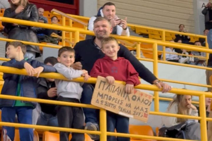 Ο Παπανικολάου και η στιγμή με τον μικρό θαυμαστή στο Ηράκλειο