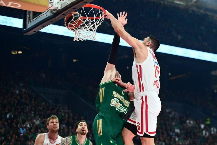 Ο Παπανικολάου σχολίασε στην EuroLeague το poster κάρφωμα στον Όσμαν: “Στο άλμα κατάλαβα πως μπορούσα να καρφώσω”