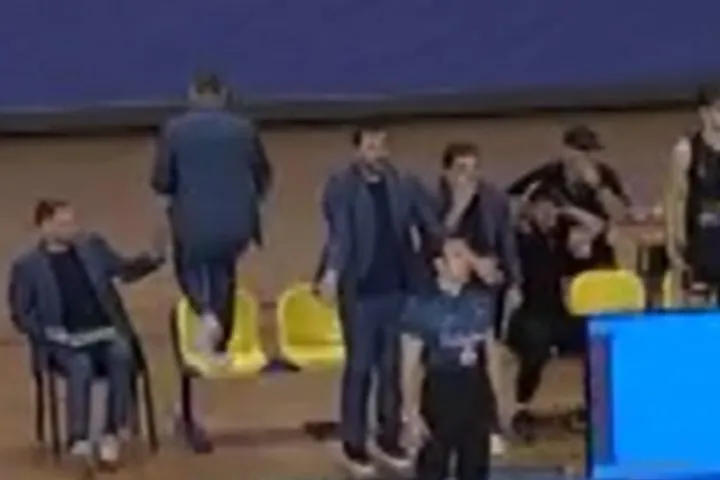 Μαρούσι – Άρης Betsson: Μοναδική αντίδραση Παπαθεοδώρου, πήδηξε πάνω από τα καθίσματα του πάγκου