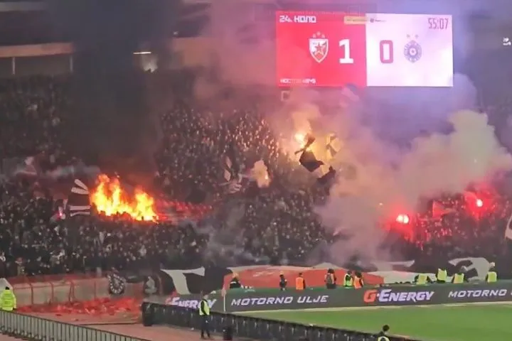 Τριάρα του Ερυθρού Αστέρα στην Παρτίζαν σε επεισοδιακό ντέρμπι: Έβαλαν φωτιά στο γήπεδο οι οπαδοί των φιλοξενουμένων