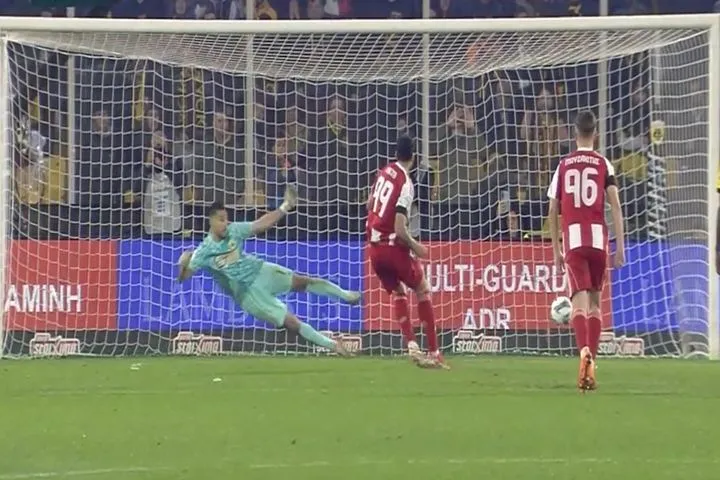 Ο Ολυμπιακός κέρδισε πέναλτι με παρέμβαση VAR και ο Ταρέμι νίκησε τον Στρακόσα στο 90+16′ για το 1-1