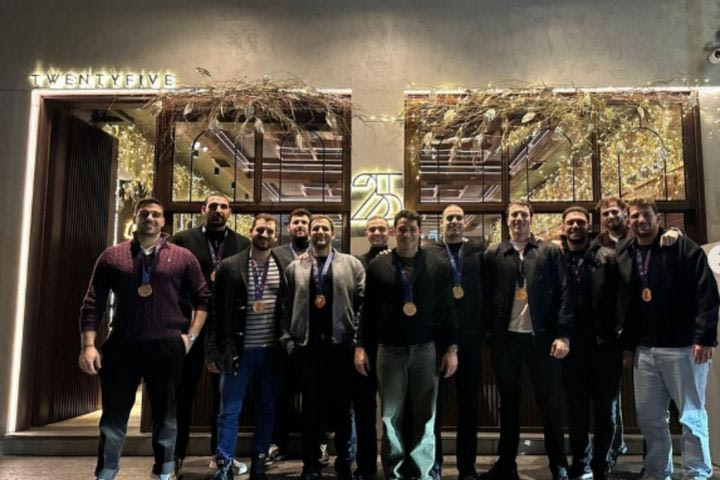 Η εθνική ομάδα πόλο των ανδρών γιόρτασε στο εστιατόριο του Αλεκ Πίτερς το χάλκινο μετάλλιο στο Ευρωπαϊκό πρωτάθλημα