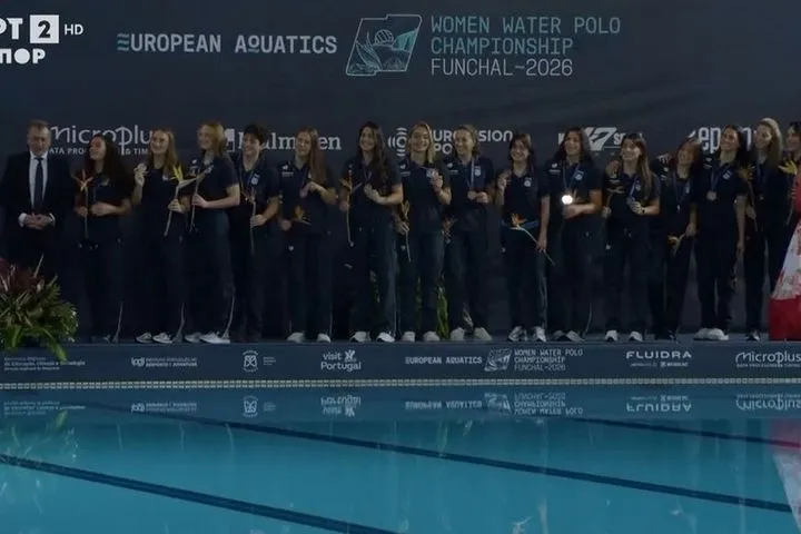 Η στιγμή από την απονομή του χάλκινου μεταλλίου στην Εθνική πόλο γυναικών