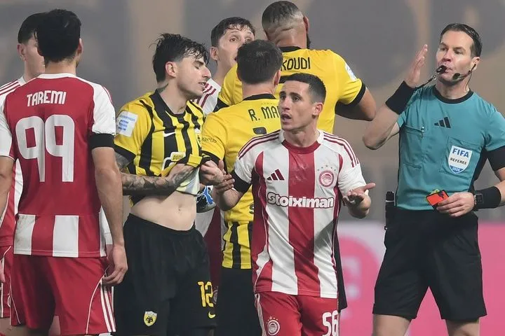 Η ΑΕΚ προχωρά σε καταγγελία για τιμωρία του Ποντένσε για ρίψη ομπρέλας στην κερκίδα - Καταγγέλλει επίσης και δεύτερο άνθρωπο του Ολυμπιακού