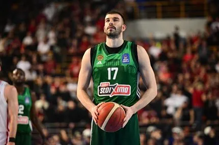 Αχαστος από το τρίποντο: Η μεγάλη βραδιά του Ρογκαβόπουλου