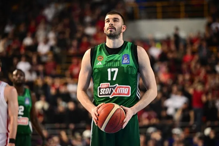 Αχαστος από το τρίποντο: Η μεγάλη βραδιά του Ρογκαβόπουλου