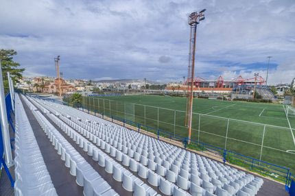 Ολοκληρώθηκε η εγκατάσταση της κερκίδας 1.500 θέσεων και των νέων αποχωρητηρίων στο γήπεδο ποδοσφαίρου 11x11 του Σ.Ε.Φ.