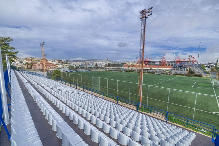 Ολοκληρώθηκε η εγκατάσταση της κερκίδας 1.500 θέσεων και των νέων αποχωρητηρίων στο γήπεδο ποδοσφαίρου 11×11 του Σ.Ε.Φ.