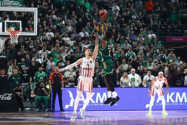 Η τελευταία φάση του αγώνα με το τρίποντο του Χέιζ-Ντέιβις, που ο Παναθηναϊκός διαμαρτύρεται για φάουλ