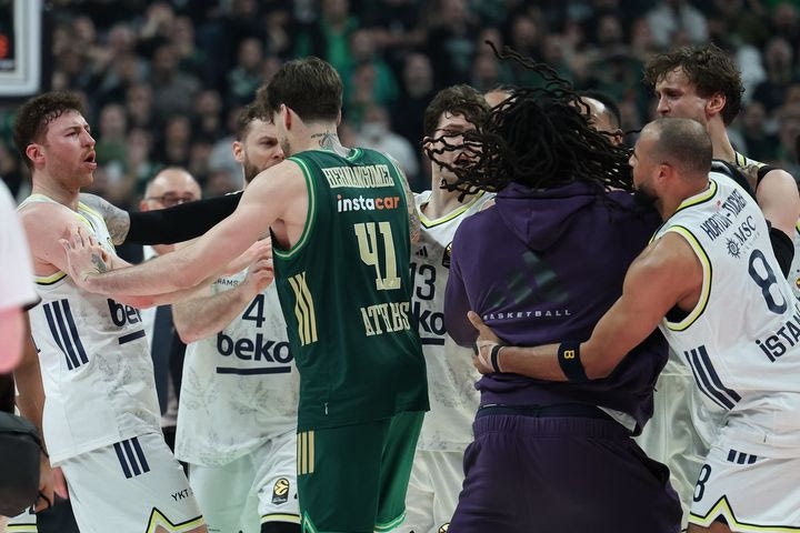 Γενική σύρραξη στο τέλος του ματς: Έξαλλος ο Λεσόρ μπήκε μέσα στο glass floor