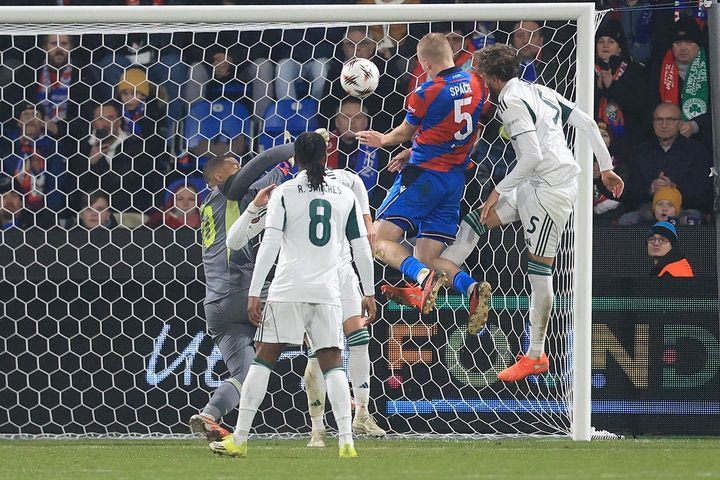 Ο Σπάτσιλ ισοφάρισε σε 1-1 για τη Βικτόρια Πλζεν, έντονες διαμαρτυρίες για επιθετικό φάουλ στον Λαφόν